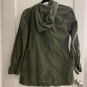 Super adorable green jacket !!